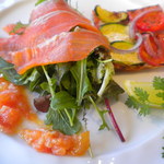 富士吉田産虹ます自家燻製朝摘みハーブサラダ野菜のタルト添