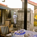 箱根ハイランドホテル　ラ・フォーレ - 薪火用の炉前で調理中のシェフ