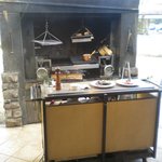 箱根ハイランドホテル　ラ・フォーレ - 炉と調理を待つ食材（オマール海老と牛肉）