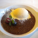 箱根ハイランドホテル　ラ・フォーレ - ラズベリー風味のショコラブリュレ　バニラアイス添え