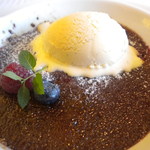 箱根ハイランドホテル　ラ・フォーレ - ラズベリー風味のショコラブリュレ　バニラアイス添えアップ