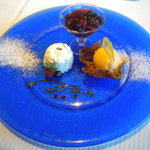 箱根ハイランドホテル　ラ・フォーレ - 朝霧高原ミルクのフレッシュチーズムース、赤いフルーツのジュレ添え