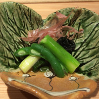 饗庵大乃 - 有機野菜のお浸し。
                    (アスパラ、隠元、オカワカメ、サイシン?)