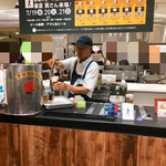 ビールスタンド重富 - 1度注ぎ中