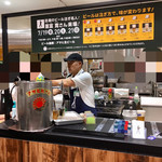 ビールスタンド重富 - シャープ注ぎ中