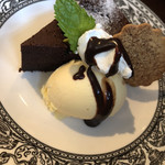 nanan - ガトーショコラ  ケーキ
      コーヒー又は紅茶付   800円