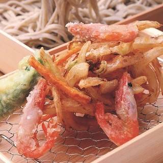 Enjoy freshly fried, Tempura tempura with soba noodles.