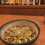 Sobaya Tsukigokoro - すだちそば。お蕎麦は細挽きと、粗挽きの田舎蕎麦の2種類からチョイスできます。