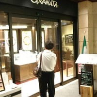 グラナータ TBS店 - 店の入口とTの背中(ﾟmﾟ*)ﾌﾟｯ