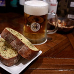 ビアバーコムギ - ビールに合うガーリックトースト