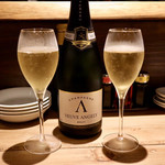 餃子とスパークリング バブルス - もちろんシャンパーニュ