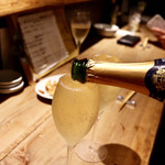 餃子とスパークリング バブルス - こぼれスパークリング