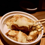 餃子とスパークリング バブルス - カレーグラタン餃子