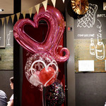 餃子とスパークリング バブルス - 店内はHAPPY BIRTHDAYモード