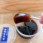 Seiwa dou - 菓子楊枝で刺して持ち上げられます。