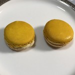 ピエール・エルメ・パリ - 左からマカロン ヴルーテ サティーヌ、マカロン サティーヌ