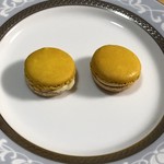 ピエール・エルメ・パリ - 左からマカロン ヴルーテ サティーヌ、マカロン サティーヌ