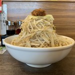 景勝軒 - 「肉そばふじ麺」「男盛」〔合計茹で前麺量 500g〕「ゆで野菜」真横から。400g相当の「ゆで野菜」100円（税込）が加わると、その盛りもなかなかに好い。今回の盛り高は 19.5cm !! この量があれば、個人的には大満足である。