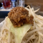 景勝軒 - 「肉そばふじ麺」「男盛」〔合計茹で前麺量 500g〕「ゆで野菜」接写1「ニンニク」は、『景勝軒』グループオリジナルの「醤油漬けニンニク」であり、濃厚スープに浸して戴くと、これが実にしっくりくる味わいで、スープのコクをぐんと深めてくれるのだ。