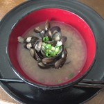 天塩港市場 銀恵水産 - しじみ汁の完成