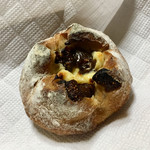 メゾン ムラタ - クリームチーズとドライいちぢくのはちみつカンパーニュ ¥220