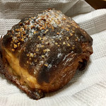 メゾン ムラタ - ローストマカダミアとカスタードをサンドしたパン オ ショコラ オザモンド ¥230