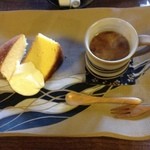 Kafe Cha Ya Kamu - オレンジケーキとコーヒー