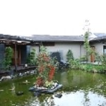Teppan Kaiseki Kurama - 中央に配した池を眺めながらお食事をお愉しみください。