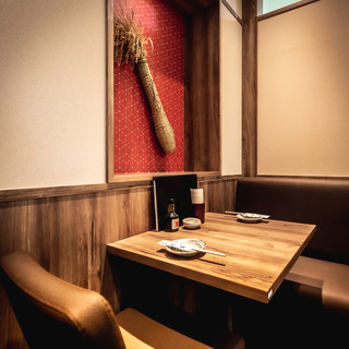 和の空間で、自慢の日本酒と海鮮をお楽しみください。