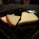 DEN - 自家製燻製チーズ