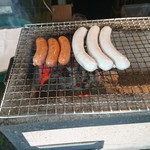 デリカテッセン・キッツビュール - ソーセージ炭火焼きしてます