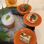 ナベノ-イズム - プロバンス風ガスパチョカフェフランセ仕立て
      ペルノー酒の香るレモングラスのエキューム
      大心堂、種亀とのコラボスナック
      アントナン風グリーンオリーブのマリネ
      リヨン伝統ソーセージロゼットで巻いたプラム
      