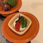 ナベノ-イズム - 駒形 種亀最中のカナッペ
      最中皮/ラディッシュ/アーモンド
      ノルマンディー生チーズ/からすみ