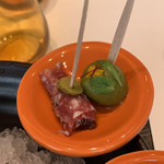 ナベノ-イズム - リヨン伝統ソーセージ ロゼットで巻いたプラムと
      アントナン風グリーンオリーブのマリネ