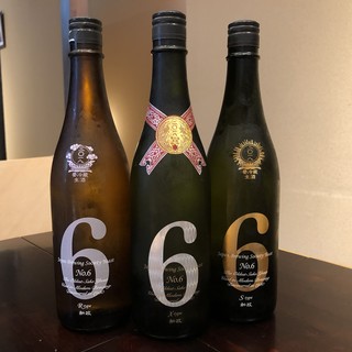 常時9種類前後が揃う、季節の移ろいを感じる日本酒でのどを潤す