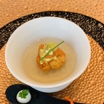 ナベノ-イズム -   両国江戸蕎麦ほそ川の蕎麦粉を
        ソースエミュルッショネの技法で仕上げたそばがき
        奥井海生堂蔵囲い2年物極上利尻昆布のジュレと
        塩ウニ、ウォッカクリーム、おろしたてワサビを
        散りばめて