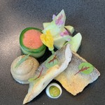 ナベノ-イズム - 和歌山の清流からの鮎を米粉焼きと4年熟成パテ
      シャルトリューズを香らせて
      スイカとコンコンブルのルーローミント風味と江戸伝統野菜馬込半白胡瓜と水茄子のマリネ
      冷たいソースオゼイユを添えて