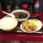 中華とんとん - 唐揚げ定食の半ラーメン付きセット(930円)