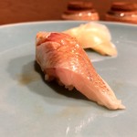 うを徳 - 出水 春子鯛（握り）