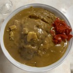 林屋食堂 - 「カツカレー」「飯類大盛」×2 =「特大」上から。カレーそのものは業務用カレーが基盤になっているのだろう。際立ってスパイシーなわけではなく、味わいはマイルド、食べ慣れた家庭的な食感である。