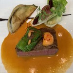 ナベノ-イズム - 国産牛フィレ肉を柔らかくブレゼ
      バスク地方郷土料理ピペラードのイメージで
      生ハムのエッセンスと赤ピーマンの香るソースプティサラダバスケーズ（生ハム、オッソイラティチェリー、エスプレット）