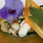 ナベノ-イズム - ニュージーランド産ラングスティーヌ
      ア・ラ・ミニッツでポワレしズッキーニの様々な
      変化（ベニエ、チュベ、クリュ）
      自家製混合スパイスと共に
      