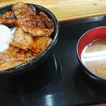 レストハウスかしわ - 炭焼豚丼(大盛) 1,260円(税込)トッピング半熟卵 90円(税込)
