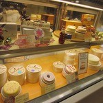 Sweet of Oregon エキュート東京店 - ショーケースの様子。