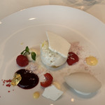 ナベノ-イズム - デュオ・ド・ドゥーフロマージュ&ポワブル
      パルメザンチーズを滑らかなクリームチーズと
      カカオバリー社ルビーチョコレートのガトーにのせ黒胡椒、ピンクペッパーの香りをアクセントに