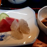 江戸っ子 - ランチの刺身と煮豆的なやつ。