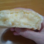 カカポ・ベーカリー - パン生地はふわふわ、中のクリームはとろとろ。
