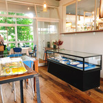 SOL - グリーンが素敵で明るい店内