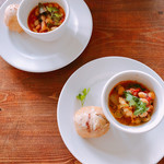 SOL - 豆料理&パン   
すべて熱々の状態、パンの岩塩が絶妙♡