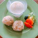 SOL - お腹のふくれる一皿
玄米の黒胡椒おにぎり、冷たいじゃがいもスープ
お漬物